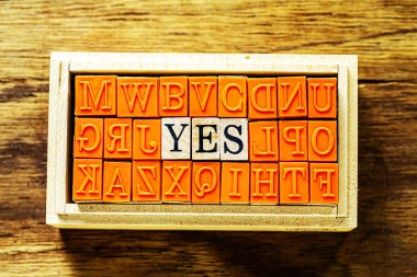 Evet - ahşap arka plan ve kopyalama alanı karşı ahşap türü pullar izole soyut.