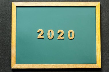 Yeşil tahta ve siyah renk arka plan ve opy alanı izole mantar 2020 seti.