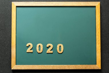 Yeşil tahta ve siyah renk arka plan ve opy alanı izole mantar 2020 seti.