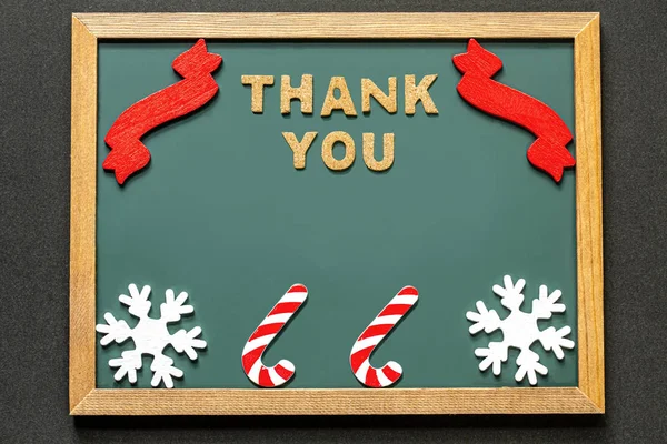 一套谢谢你的软木，红丝带，糖果凯恩的红白色和两个白色的雪晶隔离在绿色黑板和黑色背景. — 图库照片