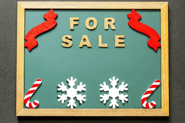 Набір для продажу пробки, Червона стрічка, цукерки Кейн червоного білого і двох білих снігових кристалів, виділених на зелену дошку і чорний колір фону. — стокове фото