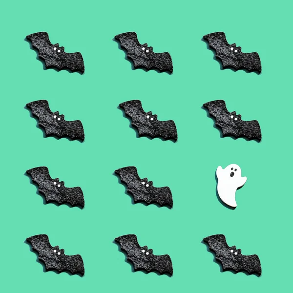 Conjunto de morcegos pretos com um fantasma branco isolado no fundo de cor verde. Ornamento de Halloween é colorido Tones . — Fotografia de Stock