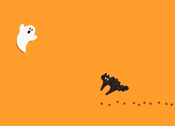 Set med vitt spöke med katt isolerad på orange färg bakgrund. Halloween prydnad är färgglada toner. — Stockfoto