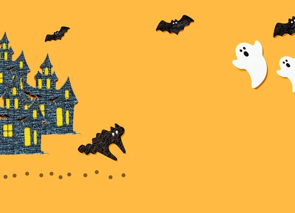 Set de murciélagos negros, fantasma con gatos aislados sobre fondo de color naranja. Adorno de Halloween es colorido Tonos . —  Fotos de Stock