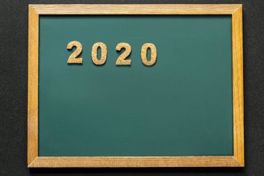 Yeşil tahta ve siyah renk arka plan ve opy alanı izole mantar 2020 seti.