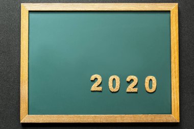 Yeşil tahta ve siyah renk arka plan ve opy alanı izole mantar 2020 seti.