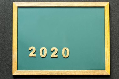 Yeşil tahta ve siyah renk arka plan ve opy alanı izole mantar 2020 seti.