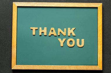 Yeşil tahta ve siyah renk arka plan ve kopyalama alanı izole mantar Thank You seti.