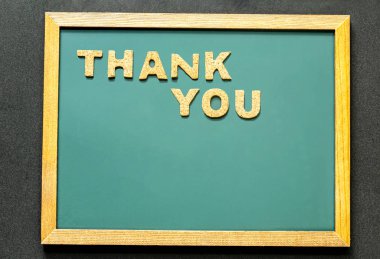 Yeşil tahta ve siyah renk arka plan ve kopyalama alanı izole mantar Thank You seti.