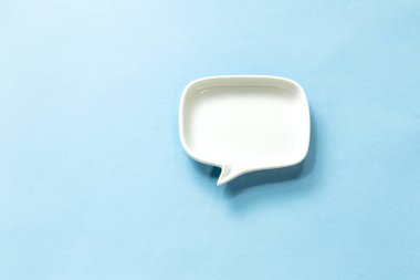 Beyaz Boş diyalog konuşma balonu mavi arkaplanda izole edildi