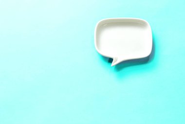 Gökyüzü mavisi arkaplanda izole edilmiş beyaz boş konuşma balonu