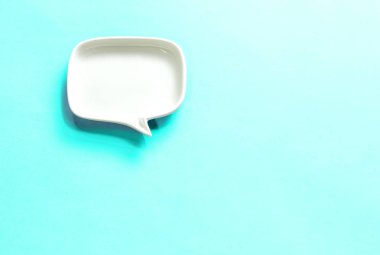 Gökyüzü mavisi arkaplanda izole edilmiş beyaz boş konuşma balonu