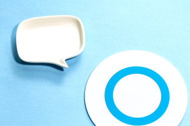 mavi arkaplanda izole edilmiş çanağın 0 ve beyaz boş konuşma baloncuğu işareti