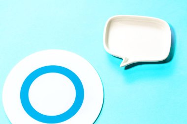 bir tabak işaret O ve beyaz boş konuşma balonu gökyüzü mavi arkaplan izole çanak