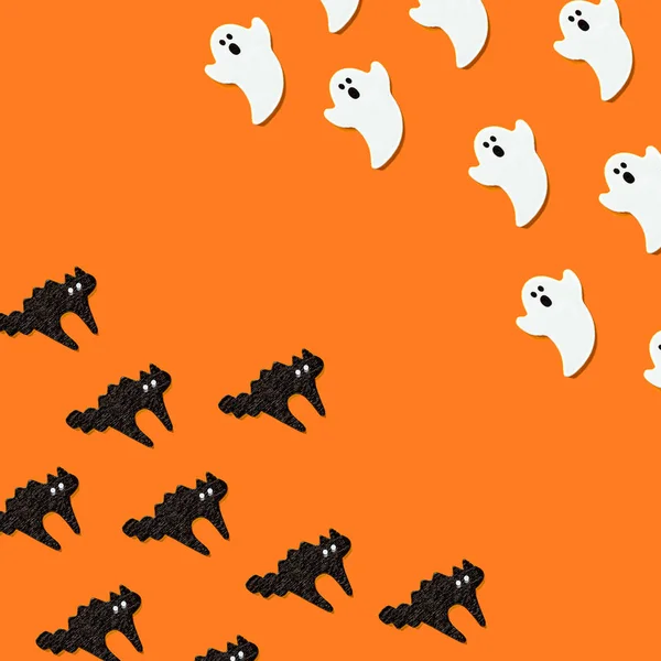 Zestaw białych duchów z kotami wyizolowanymi na pomarańczowym tle koloru. Halloween ornament jest kolorowy dźwięki. — Zdjęcie stockowe