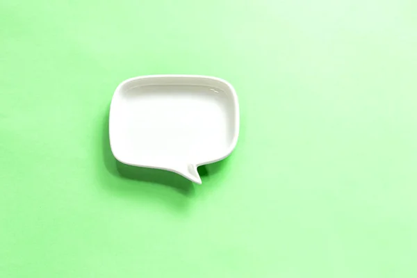 Biały puste okno dialogowe mowy bańka Izolacja na zielonym tle — Zdjęcie stockowe