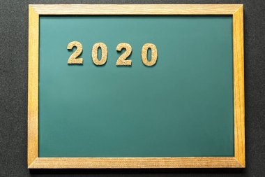 Yeşil tahta ve siyah renk arka plan ve opy alanı izole mantar 2020 seti.
