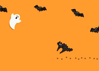 Siyah yarasalar seti,turuncu renk arka plan üzerinde izole kediler ile hayalet. Cadılar Bayramı süs renkli Tonları.