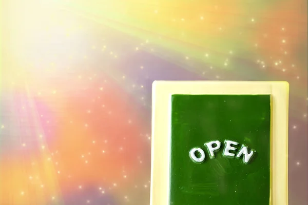 Zbliżenie zielonego z żółtym "Open" znak tablica opierając się na blask, jasny z kolorowym tłem. — Zdjęcie stockowe