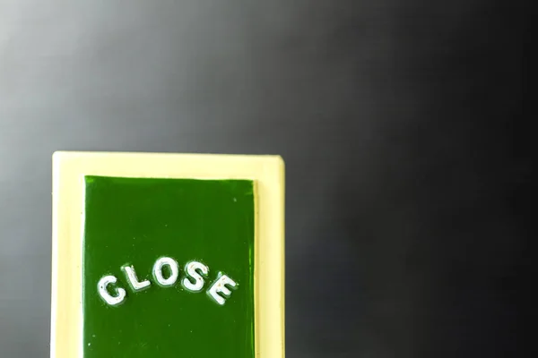 Zamknij zielone "Close" tablica znak opierając się na jasnym z czarnym tłem. — Zdjęcie stockowe