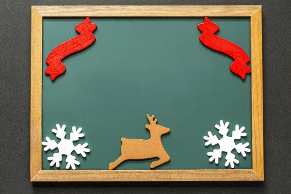 赤リボン、茶色の鹿と緑の黒板と黒の色の背景に隔離された2つの白い雪の結晶のセット. — ストック写真