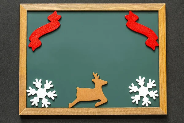 赤リボン、茶色の鹿と緑の黒板と黒の色の背景に隔離された2つの白い雪の結晶のセット. — ストック写真