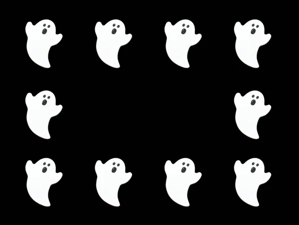 Satz weißer Geister isoliert auf schwarzem Hintergrund. Halloween-Ornament ist bunt. — Stockfoto