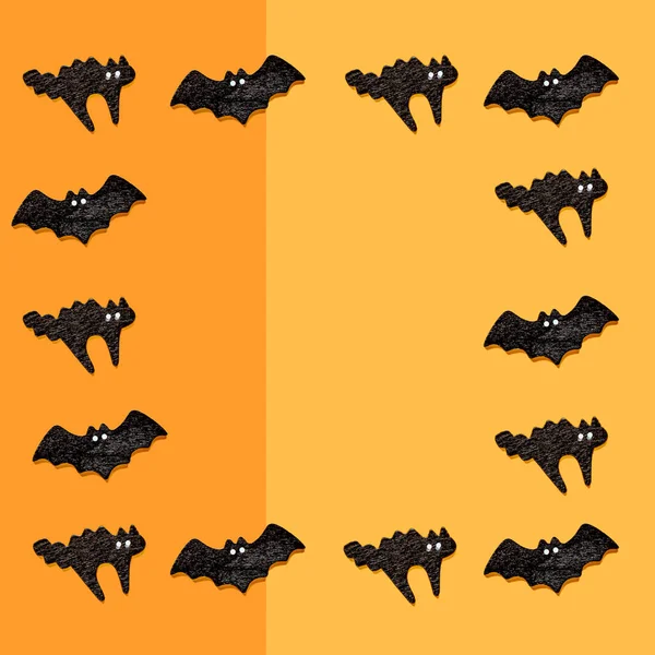 Set de murciélagos negros con gatos aislados sobre fondo de color naranja. Adorno de Halloween es colorido Tonos . —  Fotos de Stock