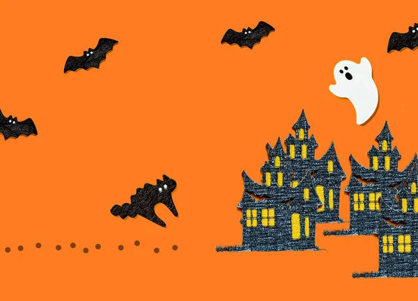 Uppsättning av svarta fladdermöss, Ghost med katter isolerade på orange färg bakgrund. Halloween prydnad är färgglada toner. — Stockfoto