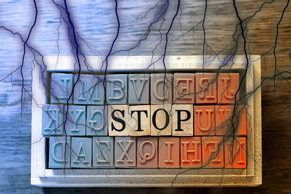Stop - pojedynczy abstrakt w niebiesko-pomarańczowych znaczkach drewnianych i czarnym błyskawicy lub grzmotu na drewnianym tle i przestrzeń kopiowania.zbliżenie. — Zdjęcie stockowe
