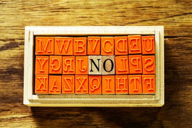 Hayır - ahşap arka plan ve kopyalama alanı karşı ahşap türü pullar izole soyut.