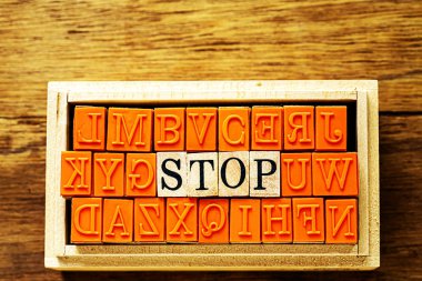 Stop - ahşap arka plan ve kopyalama alanı karşı ahşap türü pullar izole soyut.