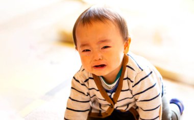 Ağlayan bebek bebek kameraya doğru sürünüyor ve boşluğu kopyalıyor..