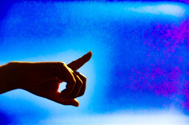 El mavi gökyüzündeki bulutları işaret ediyor. ve bir renk işleyip boşluğu kopyala.