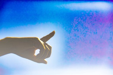 El mavi gökyüzündeki bulutları işaret ediyor. ve bir renk işleyip boşluğu kopyala.