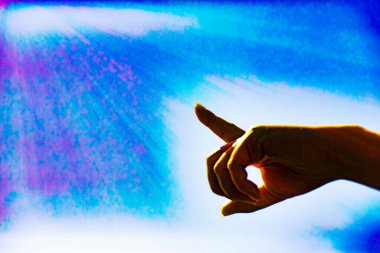 El mavi gökyüzündeki bulutları işaret ediyor. El sembolü ışığı veya gün ışığını gösterir. Ve bir renk işleyip uzayı kopyala.