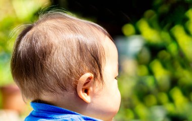 Siyah saçlı bir bebeğin kafasının arkasını yakından çek ve uzayı kopyala..