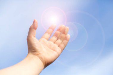 Kadın ya da erkeğin eli mavi gökyüzüne, güneş ışığına ve kopyalama alanına döndü. Siyah sisteme aktarıldı.