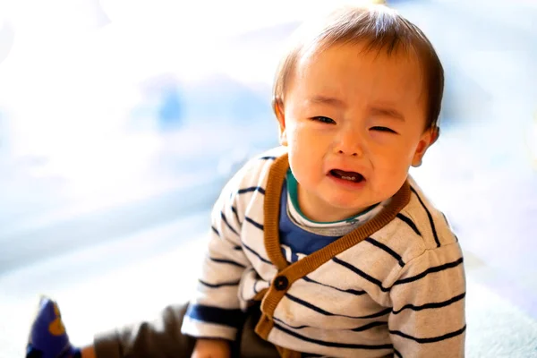 小さな子供や赤ん坊が泣き 白い背景に隔離され 空間を写し 母に悲しみを訴えかける — ストック写真