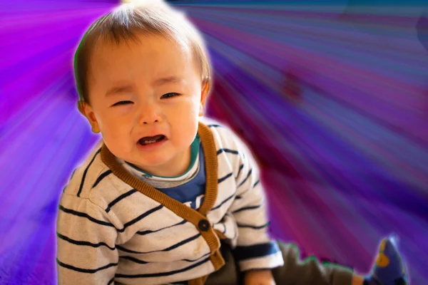 Uma Criança Pequena Bebê Chora Isolado Fundo Branco Espaço Cópia — Fotografia de Stock