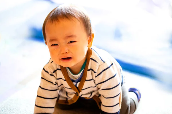 Chorando Bebê Menino Rastejando Para Câmera Chão Espaço Cópia — Fotografia de Stock
