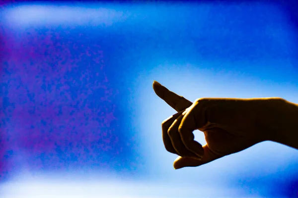 Ręka Wskazuje Chmury Niebieskim Niebie Przetworzyć Kolor Przestrzeń Kopiowania — Zdjęcie stockowe