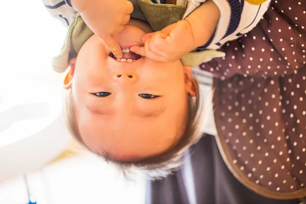 Baby Junge Hängt Kopfüber Isoliert Auf Weiß Mit Einem Lächeln — Stockfoto