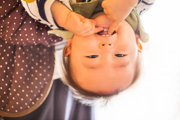 Baby Junge Hängt Kopfüber Isoliert Auf Weiß Mit Einem Lächeln — Stockfoto