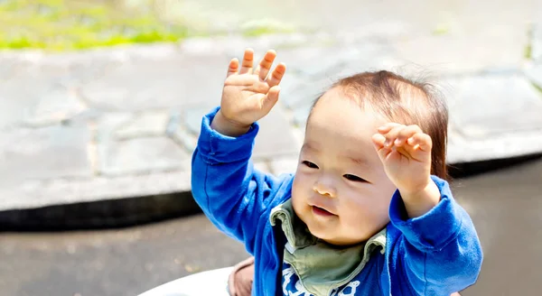 Mladého Chlapce Zahradě Oběma Rukama Vzduchu Dítě Zvedne Obě Ruce — Stock fotografie