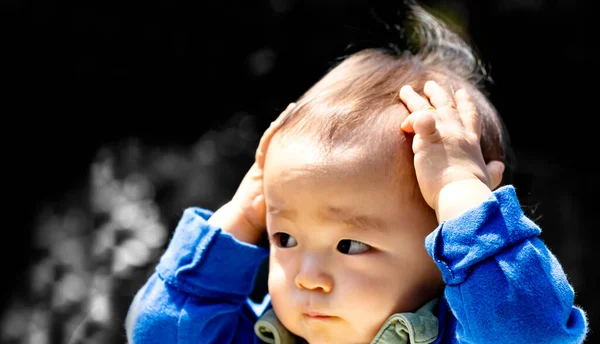 Bebê Tocando Sua Cabeça Isolada Fundo Preto Copiar Espaço Livre — Fotografia de Stock