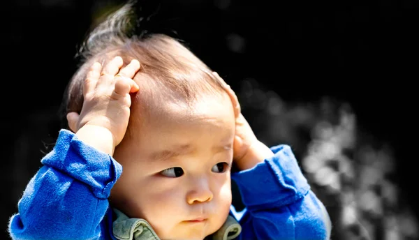 Bebê Tocando Sua Cabeça Isolada Fundo Preto Copiar Espaço Livre — Fotografia de Stock