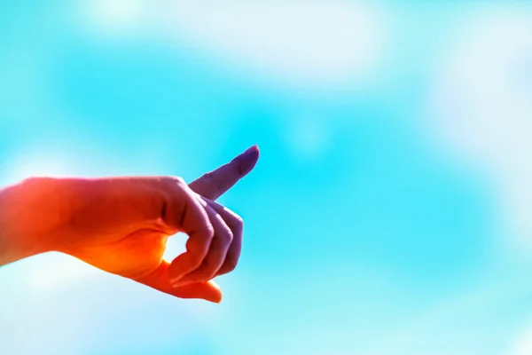 Dłoń Wskazuje Chmury Pięknym Błękitnym Niebie Ręczny Symbol Wskazuje Światło Obraz Stockowy