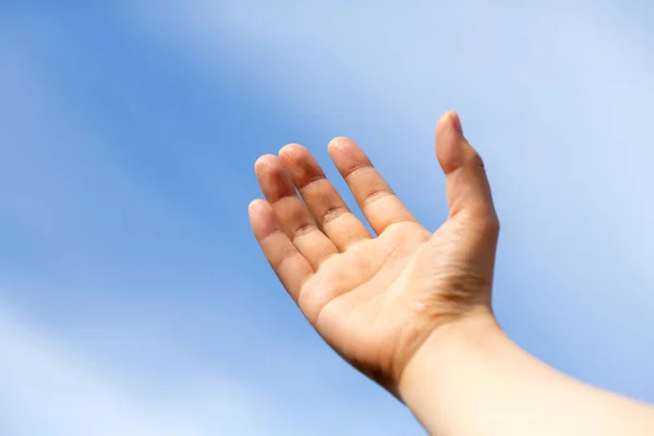 Χέρι Της Γυναίκας Του Άντρα Εμφανίστηκε Στον Γαλάζιο Ουρανό Και Εικόνα Αρχείου