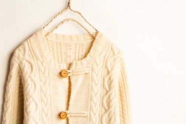 Güzel, lüks, beyaz arka planda açık bej bir hırka..